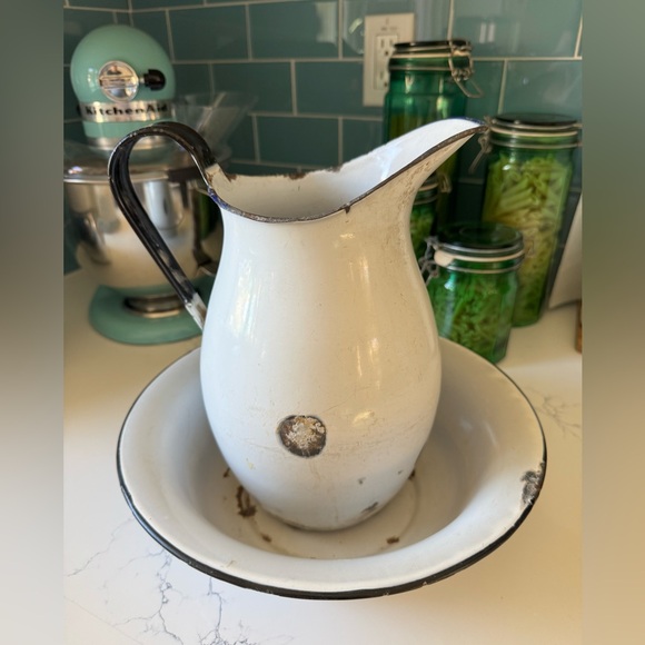 White and Black Enamel Pitcher and Basin Set - Picture 2 of 5